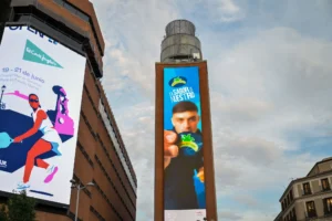 Plátano de Canarias pegatina a las pantallas de Callao junto a Pedri