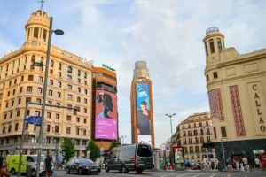 Plátano de Canarias pegatina a las pantallas de Callao junto a Pedri